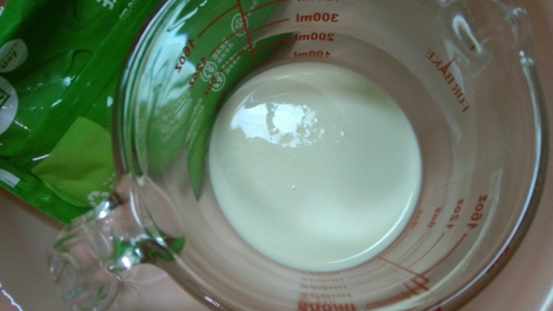 奶油杯子蛋糕,玻璃量杯倒入100ml<a style='color:red;display:inline-block;' href='/shicai/ 8197'>淡奶油</a>,隔冰水打发