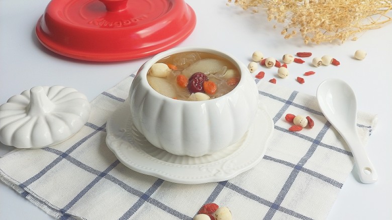 银耳雪梨莲子羹_1541435158775