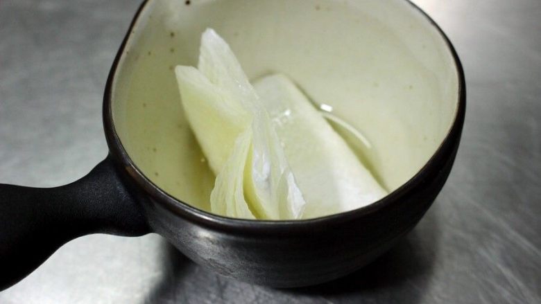 幸福满满厚蛋烧(宝宝辅食),在旁边准备一小碗油,叠一张厨房纸扔进去,之后用筷子夹着这张厨房纸刷油就好。漂白剂什么的都是多余的担心,实在不愿意你就买把小刷子来刷油就行。为了让油在锅底均匀分布,不能直接倒油下锅。