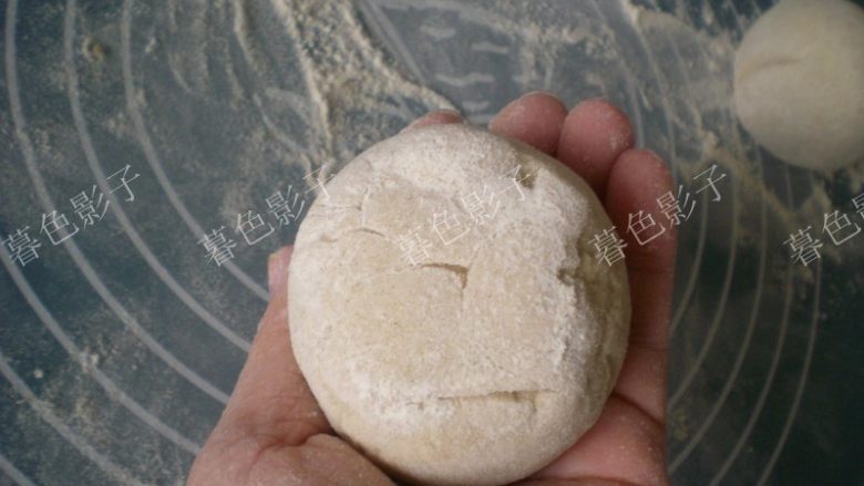 二合面馒头,把馒头面胚,放在双手里转几下