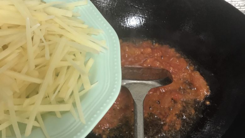 火腿番茄土豆丝,下入土豆丝，因为土豆有淀粉，所以翻炒时，未免粘锅，可以加一两勺水稀释一下，给盐，生抽