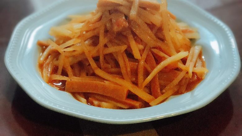 火腿番茄土豆丝,炒熟后出锅，盛盘