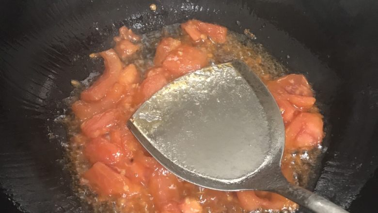 火腿番茄土豆丝,用锅铲按压番茄，使其榨出汁