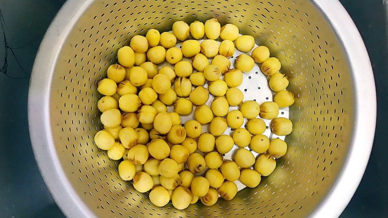 大珠小珠落玉盘（清炒枸杞鲜莲子）
,煮好后的鲜莲子捞起，沥干水分，备用！