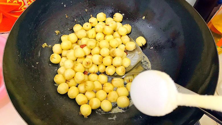 大珠小珠落玉盘（清炒枸杞鲜莲子）
,加一小勺盐！