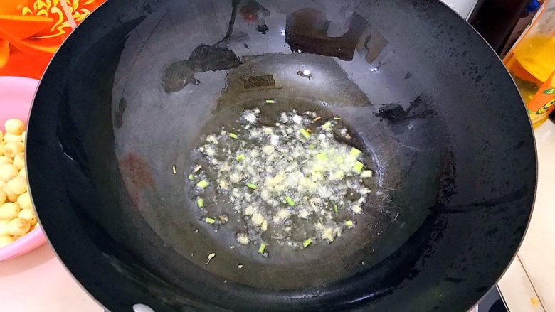 大珠小珠落玉盘（清炒枸杞鲜莲子）
,倒入姜末和葱白，小火煸炒片刻！