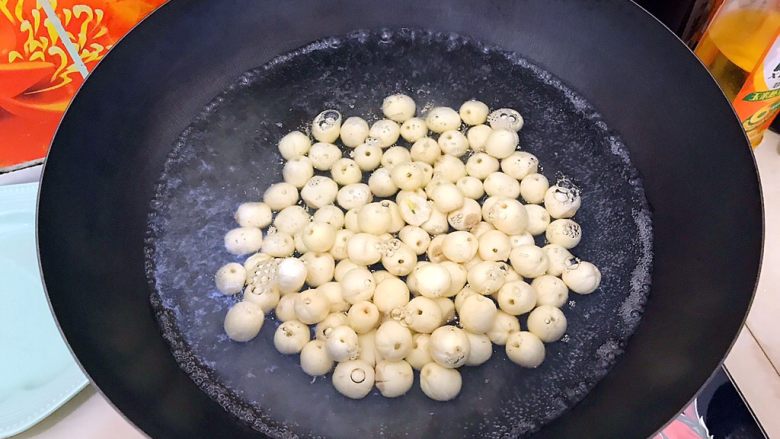 大珠小珠落玉盘（清炒枸杞鲜莲子）
,水开后放入鲜莲子，煮两分钟！