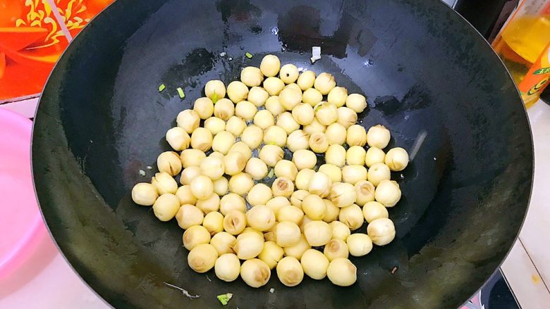 大珠小珠落玉盘（清炒枸杞鲜莲子）
,倒入鲜莲子，转中火，翻炒两分钟！