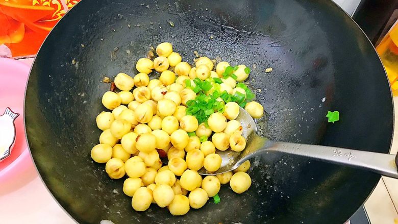大珠小珠落玉盘（清炒枸杞鲜莲子）
,加入葱青，翻炒均匀，即可！