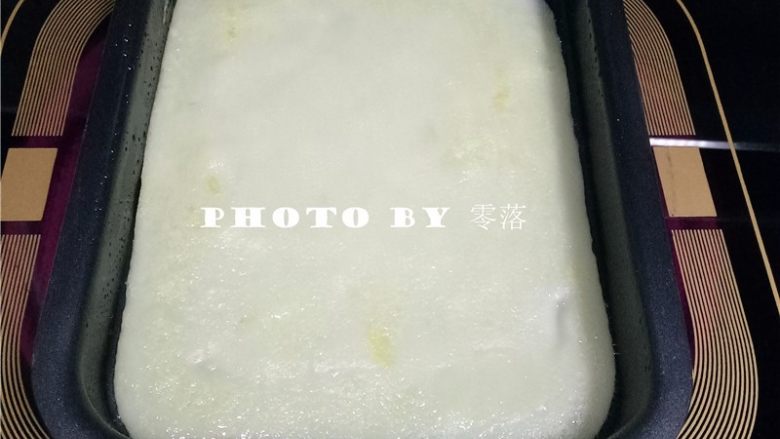 三丝卷饼,观察面皮煎至透明、不断冒泡时,翻面煎10秒,关火;