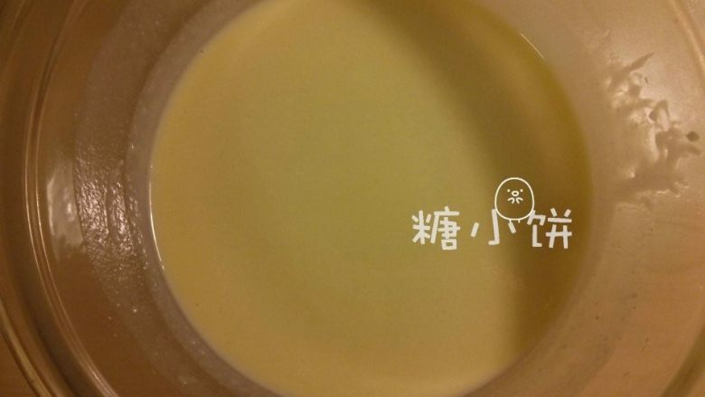 【卡通冰皮月饼(椰香奶黄馅)】超级懒人法,加入融化的黄油拌匀。
【补充】网传的这款奶黄馅的方子一般是有吉士粉的,我没有放。如果放的话蛋香会更浓,颜色也会比较黄。