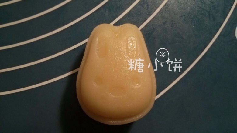 【卡通冰皮月饼(椰香奶黄馅)】超级懒人法,取出即可。推荐现做现吃,这个放久了口感会变。
如果实在需要保存的话,我试过用保鲜膜包好放在冰箱冷藏保存,不会变硬。