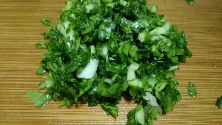 鲜虾山药羹 宝宝辅食10M+,泡好后将小白菜切碎