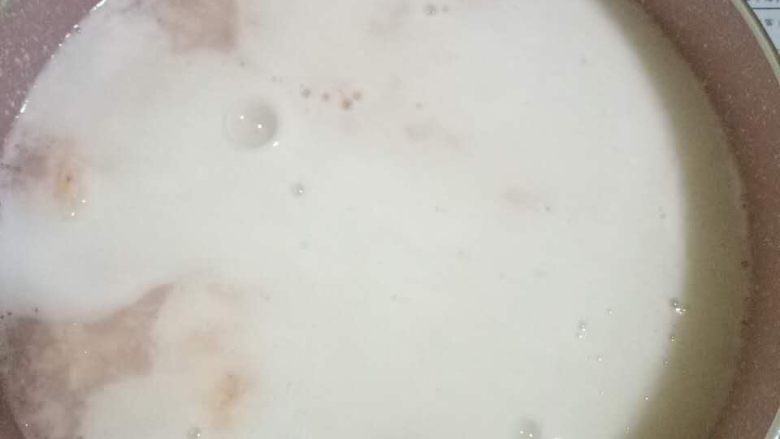 鲜虾山药羹 宝宝辅食10M+,等水煮开后加入山药汁,期间要不停的搅拌,以免糊锅