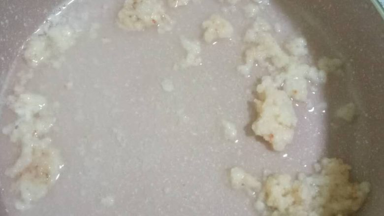 鲜虾山药羹 宝宝辅食10M+,锅中加一碗清水,放入剁好的虾泥