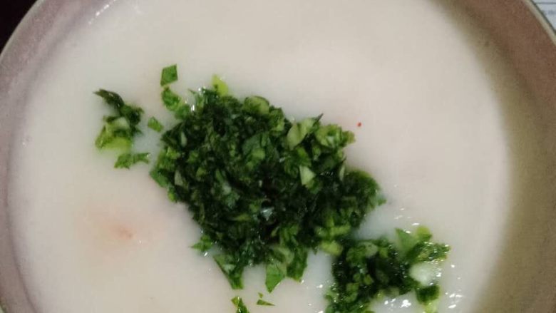 鲜虾山药羹 宝宝辅食10M+,大概煮三分钟左右加入青菜沫,等锅中再次冒小泡泡就出锅