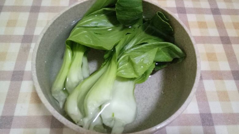 鲜虾山药羹 宝宝辅食10M+,<a style='color:red;display:inline-block;' href='/shicai/ 112'>小白菜</a>泡在盐水中10分钟(去除农药残留物)