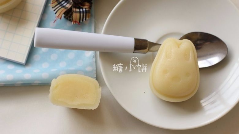 【卡通冰皮月饼(椰香奶黄馅)】超级懒人法,切开的效果~
