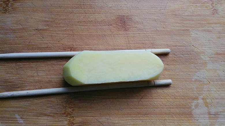 孜然土豆塔,斜刀切完后,上下翻个面,再在土豆块上切直刀;(直刀图忘拍了,下图有参照哈)