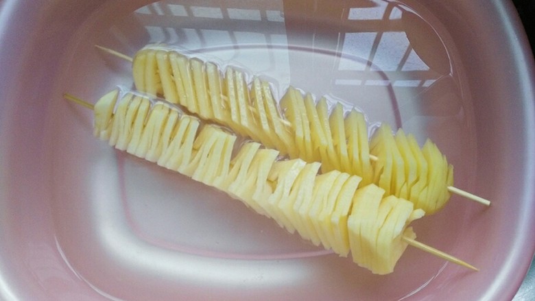 孜然土豆塔,放入清水中漂洗几次,洗去多余淀粉;