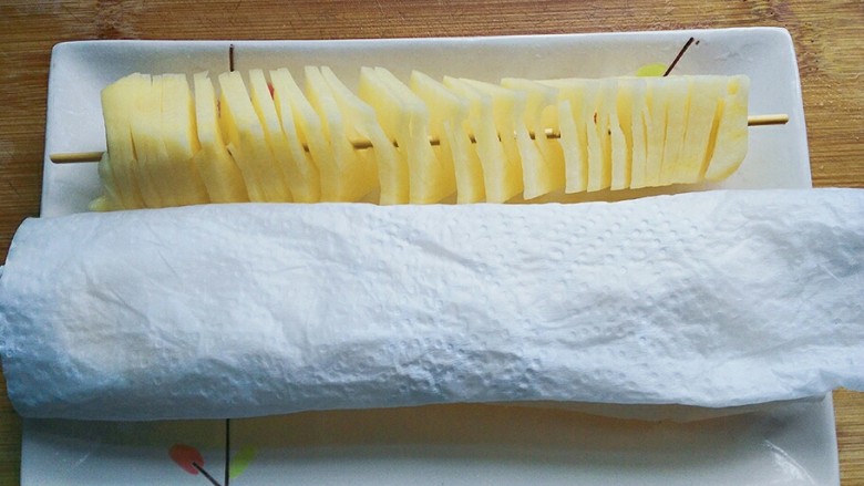 孜然土豆塔,然后用厨房纸巾把它吸干水;