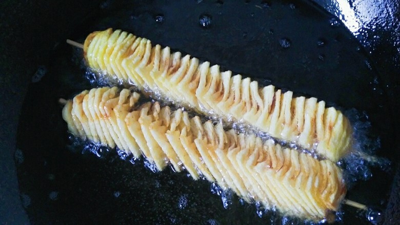 孜然土豆塔,炸至金黄焦脆时立即起锅装盘;