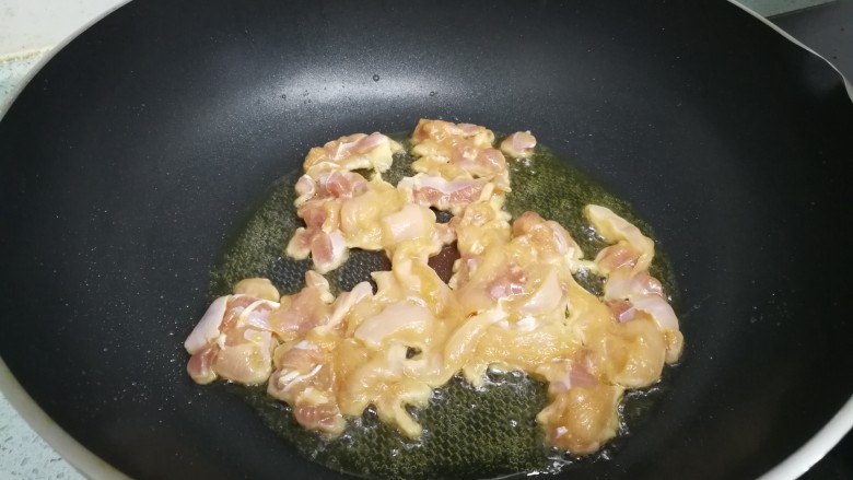 #百搭西红柿# 西红柿炒鸡柳,把鸡肉倒入锅中,静置十余秒,再大火翻炒至半熟,盛起。