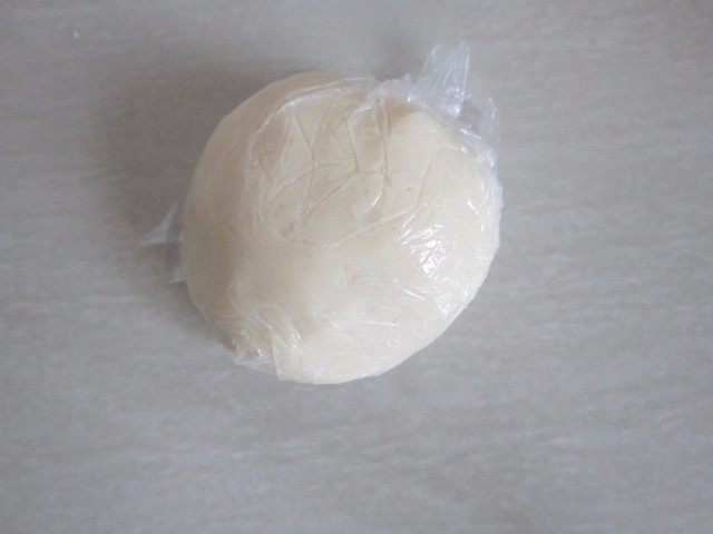 黑芝麻酥饼,油酥原料揉成团放冰箱静置30分钟,天气热油酥放冰箱冷藏方便接下来的操作。