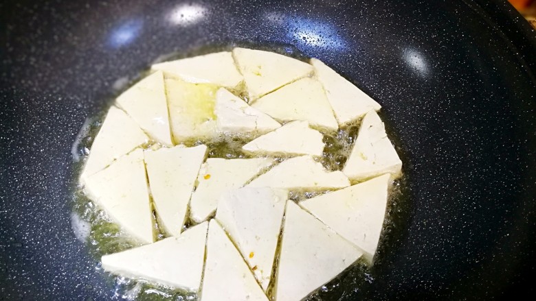 啤酒豆腐蛋,依旧小火,放豆腐,手法要轻,别把豆腐弄碎。