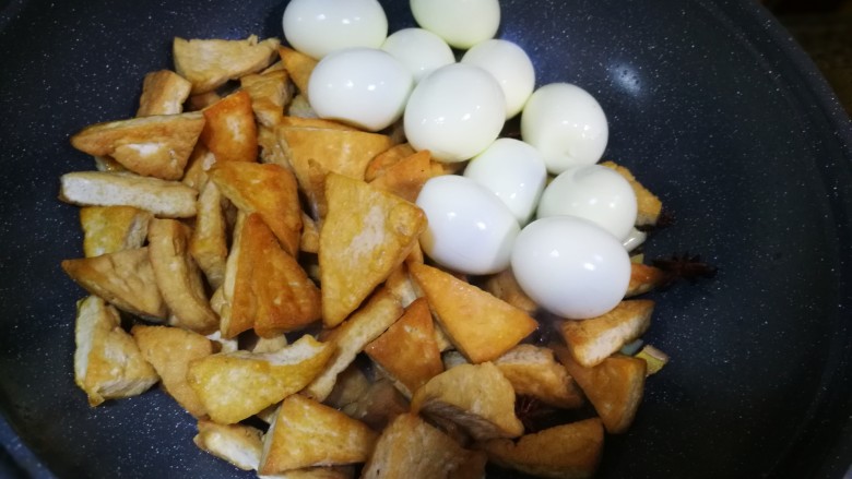 啤酒豆腐蛋,豆腐,鸡蛋一起倒入锅中。