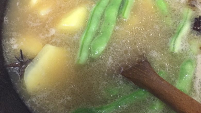 排骨炖豆角烀饼,这期间把豆角土豆放进排骨锅里炖,顺便加点盐
