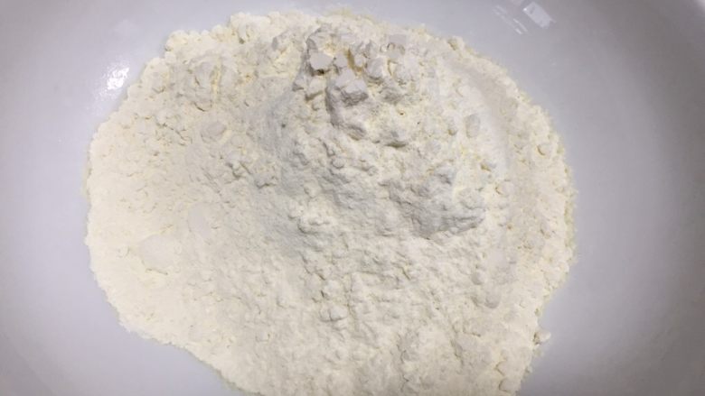 排骨炖豆角烀饼,开始揉面(可以做发面的就提前发面)这里做的正常<a style='color:red;display:inline-block;' href='/shicai/ 519'>面粉</a>的(一般小麦粉)