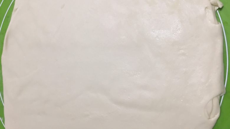 排骨炖豆角烀饼,如图擀成大圆薄饼(也不要擀太薄因为里面会要起层)