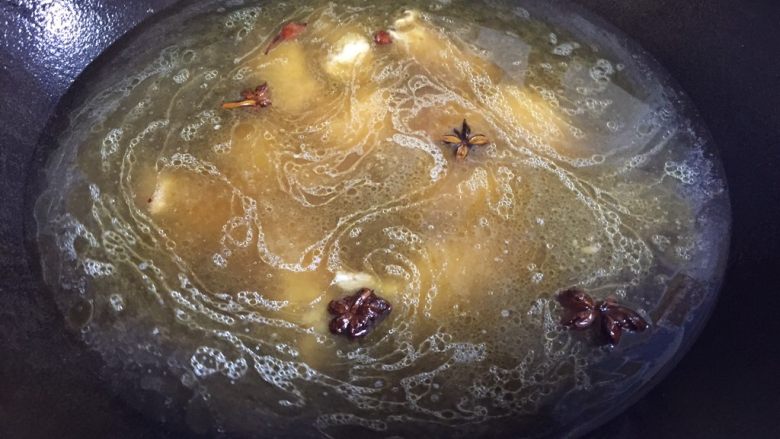 排骨炖豆角烀饼,多加水开始炖排骨(当然赶时间的可以提前把排骨炖烂糊点接以上步骤一样的)