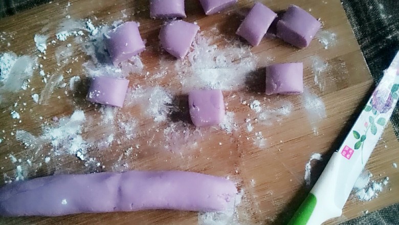 自制蜜豆芋圆,切成均匀大小的面块,紫薯芋圆就做好了