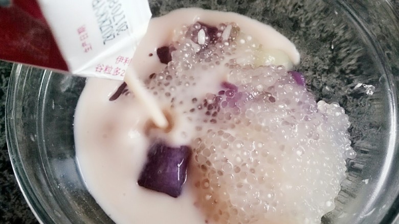 自制蜜豆芋圆,加入自己喜欢口味的牛奶或者椰汁,冰镇过的口味更佳
