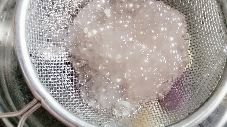 自制蜜豆芋圆,煮至呈透明状即可,过程中要不断搅拌避免粘锅,时间不易过长,不然就会煮化了
煮好的西米过凉水