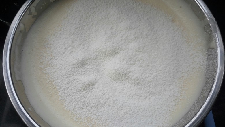 藏在蛋壳里的蛋糕,面粉分2-3次筛入到蛋糊里,翻拌均匀再筛入面粉,翻拌手法可以在网上搜一下“海绵蛋糕翻拌手法”