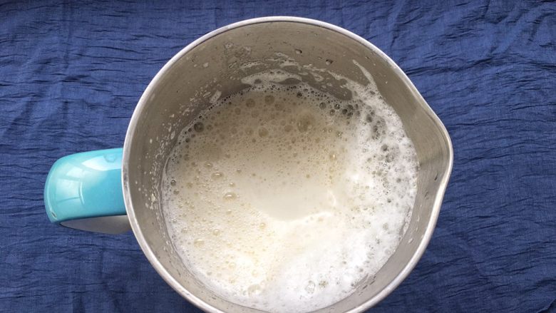 解渴消暑豆浆粥,打磨好的豆浆让其自然冷却一会,防止过滤豆渣的时候烫到手。