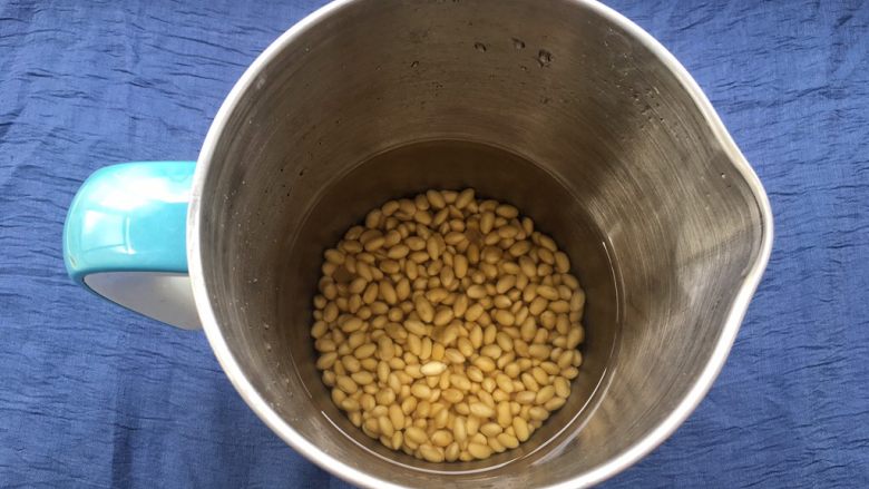解渴消暑豆浆粥,倒入适量清水,一般豆浆机都会有水位线,添加清水不要越过水位线就好!黄豆一次打磨不完,可以分次打磨。