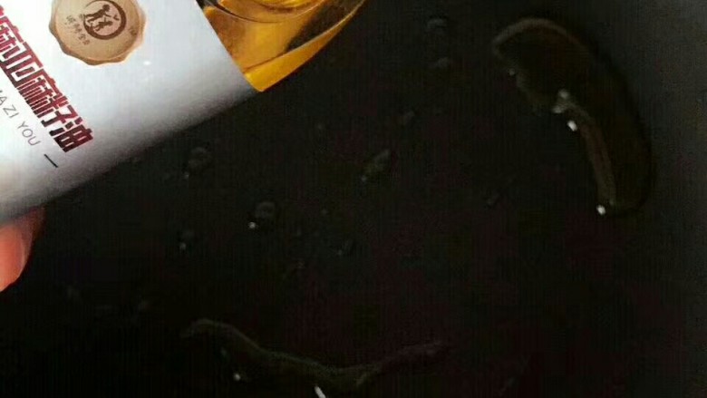 火龙果蛋蛋软饼,锅底刷上黑芝麻亚麻籽油