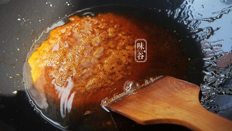 自制卤水猪蹄,中小火炒溶冰糖;