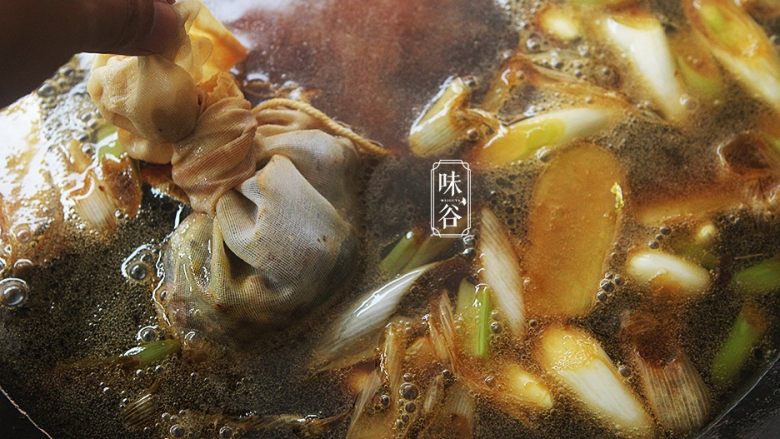 自制卤水猪蹄,卤水料放进纱布袋里也放进锅里,盖盖子,水开后小火煮20分钟;