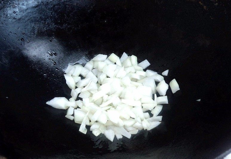 百塔西红柿:海鲜大红虾意面,另外起油锅,热油,将大蒜碎倒入锅中炒香。