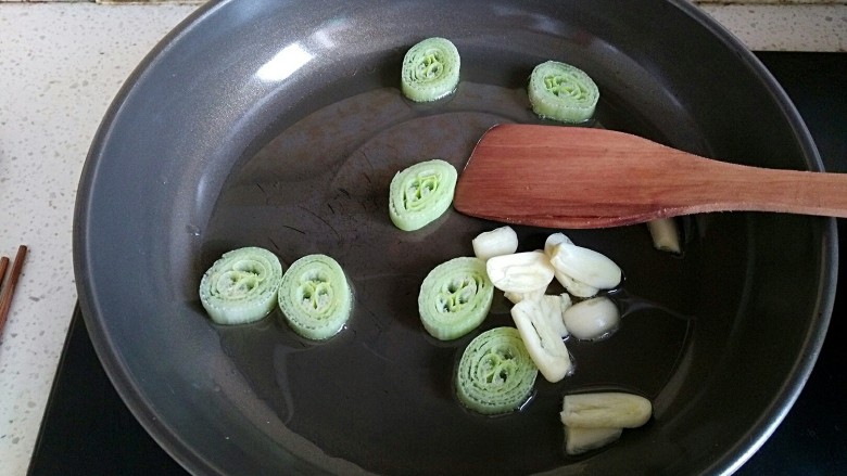 热恋的味道之辛辣千叶豆腐,倒入葱段,蒜片煸炒出鲜味