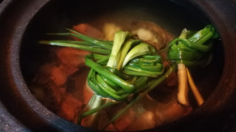 秋冬滋补篇:鲍鱼排骨山药汤(含鸡汤粉做法),出过水的鲍鱼,猪肋排,葱姜,黄酒放入荥经砂锅。