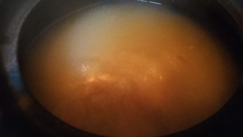 秋冬滋补篇:鲍鱼排骨山药汤(含鸡汤粉做法),两个小时后汤已经好了,挑出葱姜,盛出一部分做鲍鱼排骨汤米粉用。