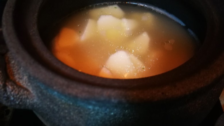 秋冬滋补篇:鲍鱼排骨山药汤(含鸡汤粉做法),倒入砂锅中,加盐,继续小火熬煮,大约煮半小时,2.5升的三口之家用刚好一餐不剩。感觉大家庭买四升的足够了。