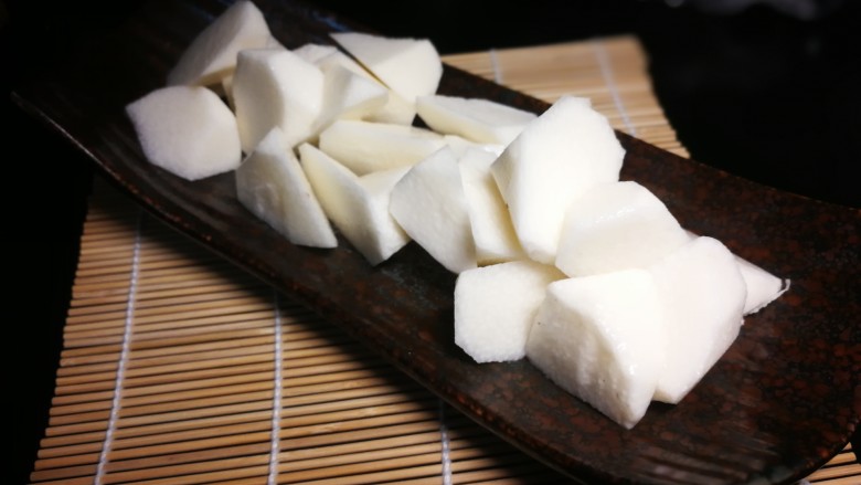 秋冬滋补篇:鲍鱼排骨山药汤(含鸡汤粉做法),小窍门:在水龙头放水的情况下边冲边刮,不变色,不麻手。去皮切块。