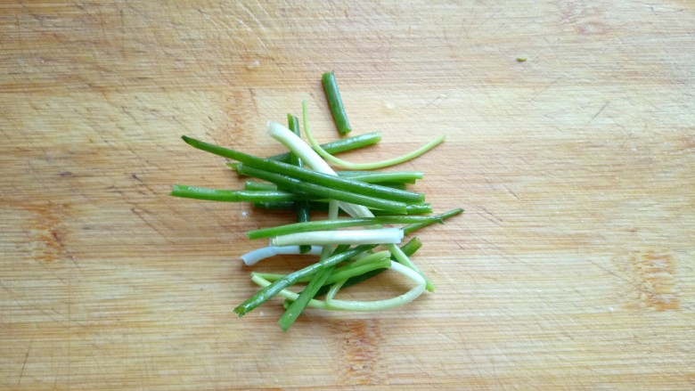 #味道鲜美的#清蒸桂鱼,葱去皮,切葱段。
